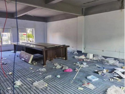东莞凤岗官井头二楼350平标准厂房出租,带装修可做电子电商,仓库纸箱,玩具毛刷,园区厂房空地大,大车好进...