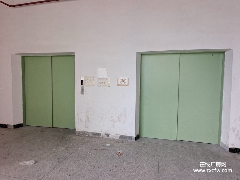 东莞厂房出租-凤岗官井头近龙岗大运城邦 楼上厂房出租2800平，水电齐全