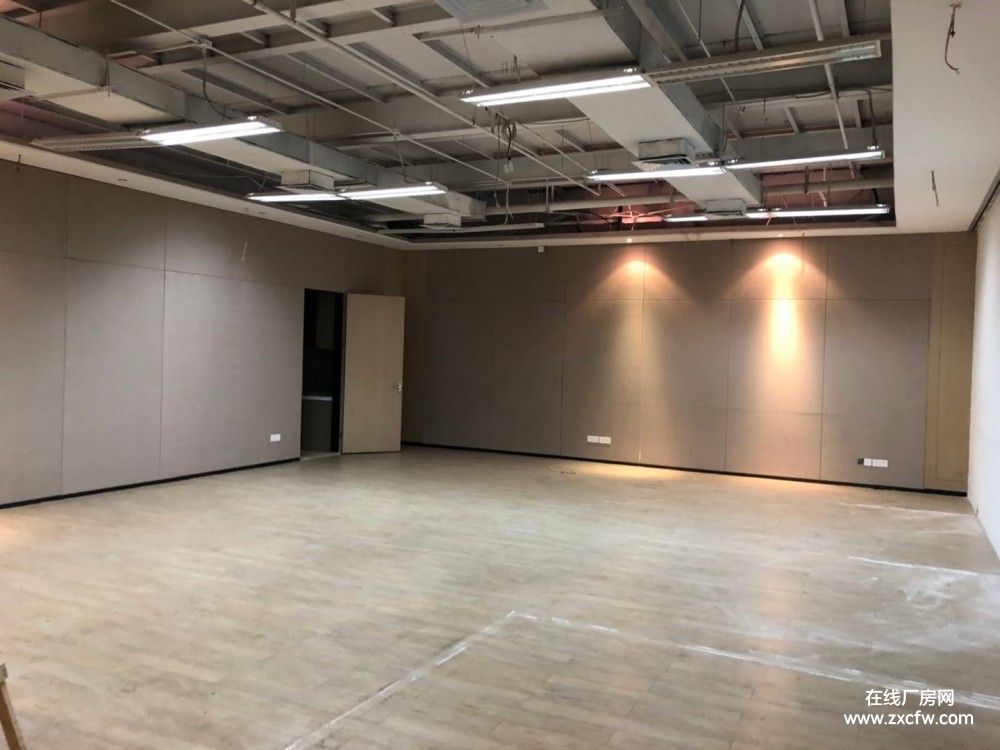 深圳厂房出租-华侨城创意园主干道边一楼6米层高700平场地直租展厅4S店汽修均可