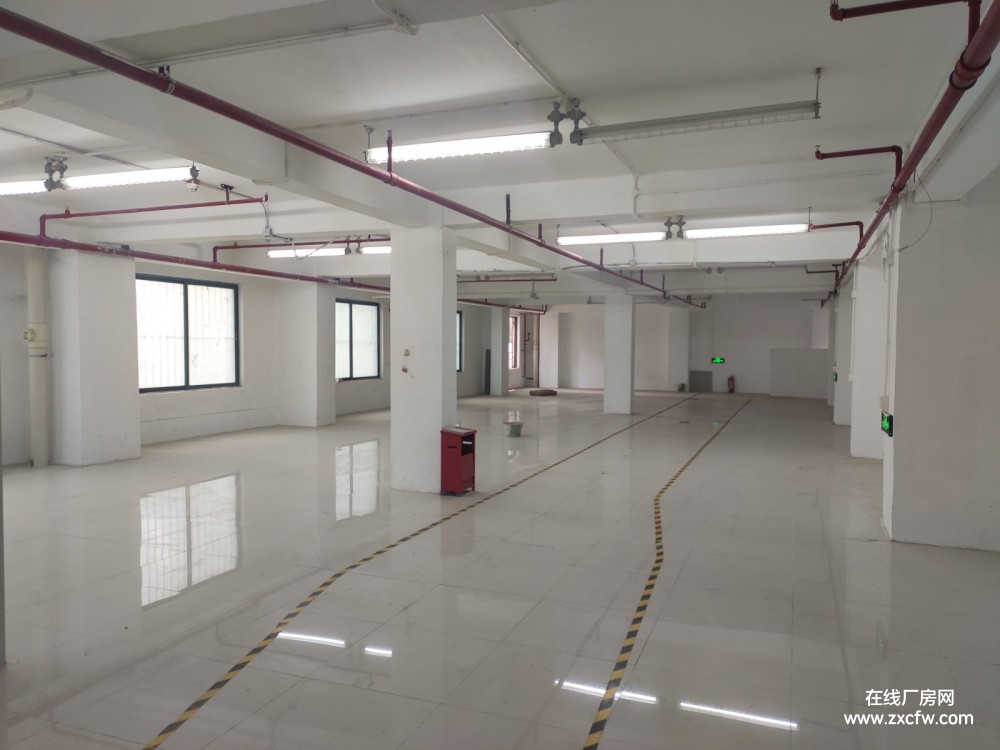 深圳厂房出租-南山西丽地铁口一楼700平小面积现成的汽车展厅直租